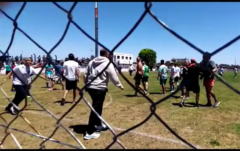 Un partido de fútbol juvenil terminó en una batalla campal