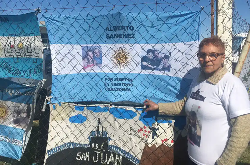 La madre que cose las banderas rotas, mientras sostiene la esperanza entera