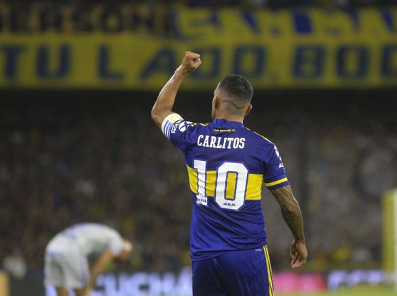 Carlos Tevez anunció que seguirá en Boca y donará el dinero de su contrato a una ONG