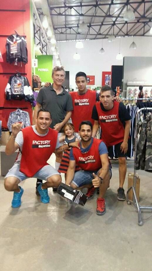 Macri fue a comprar botines y aprovechó el plan “Ahora 12”