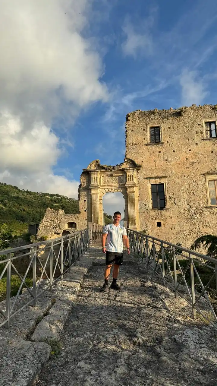 Castillo que está en Fiumefreddo Bruzio. Se llama Castello della Valle-