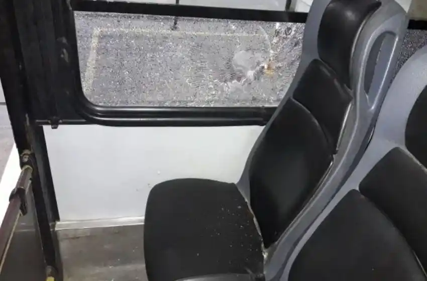 Un chofer se negó a frenar y le balearon el colectivo