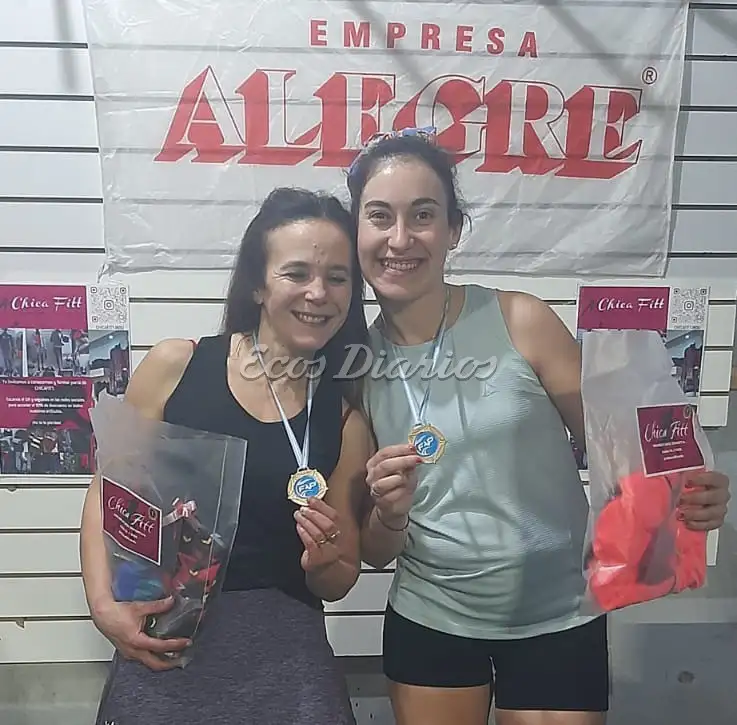La necochense campeona de séptima categoría. Valeria Ibarra junto a su compañera loberense Julieta Torrandel