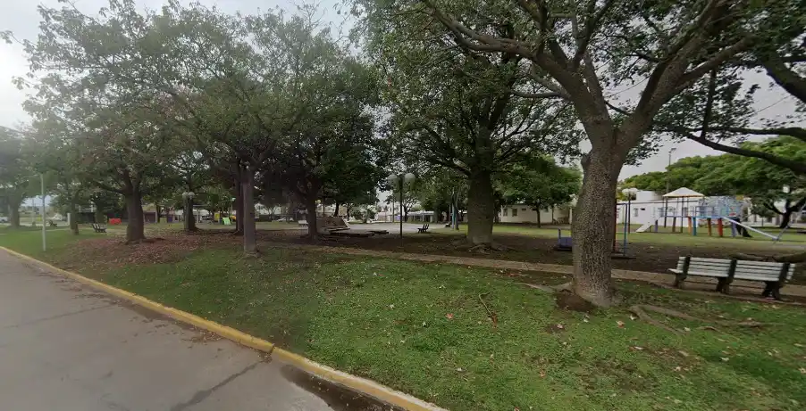 Foto ilustrativa, plaza de Barrio Pizzurno | Crédito: Google Maps