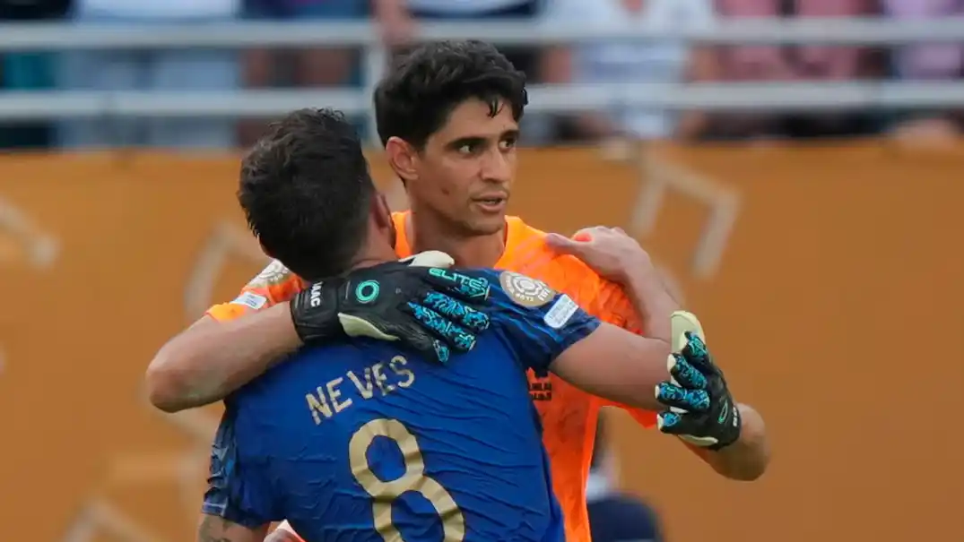 Quien es Bono, el arquero que es fanático de River y brilló ante el Real Madrid