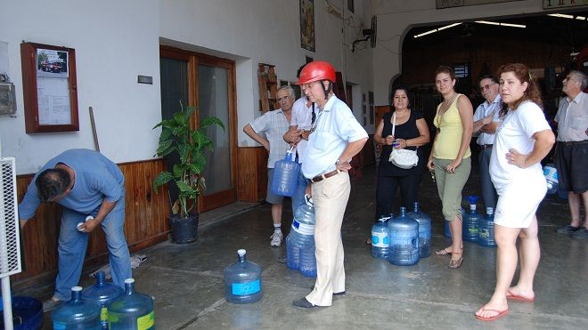 A la ola de calor se le suma la falta de agua en distintos barrios de la ciudad