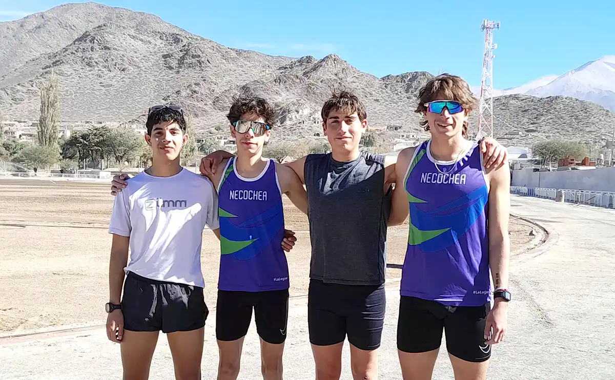Escuela Municipal de Atletismo de Necochea. Parte del plantel que estará en La Plata: Rodríguez, Rojas, Montero y Marchetti