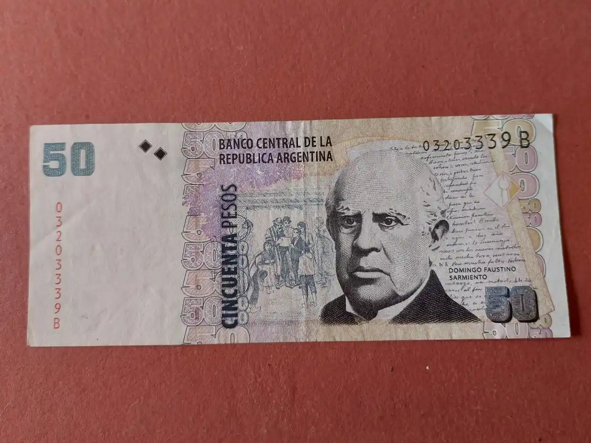 Vendieron un billete de 50 pesos en $70.000: ¿qué tiene que tener para valer eso?