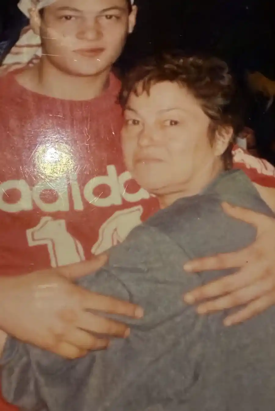 El nombre de Teresita Fratessi de Borra -en la imagen junto a su hijo Pablo- ya se sumó al banco de datos de la Comisión de Nomenclatura. Foto: Gentileza
