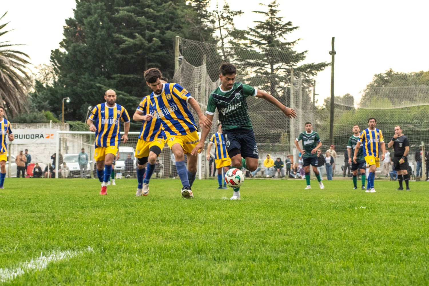 Villa ganó un partido clave en su casa