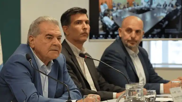 Sergio Busso junto a funcionarios provinciales.