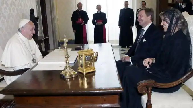 El regalo de Máxima al Papa Francisco en el Vaticano