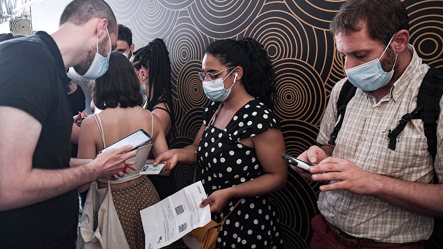 Francia exige un pase sanitario para ingresar a eventos masivos
