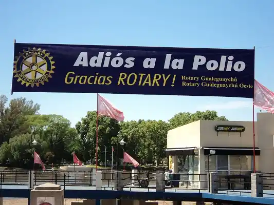 El Rotary colgó un banner alusivo a la lucha contra la poliomielitis