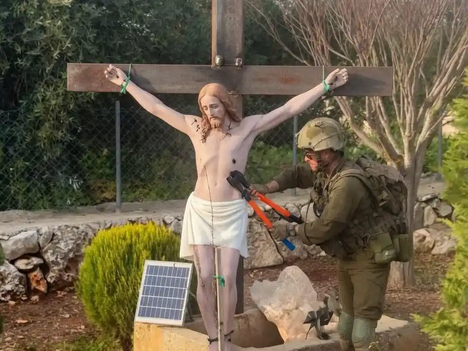 El soldado destruyendo la estatua de Jesús.