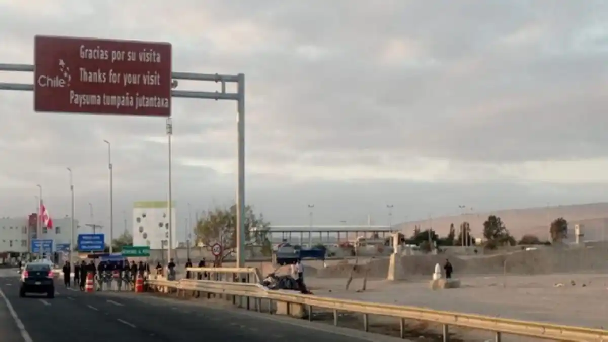 LOS LLEVARON A ALBERGUES: migrantes varados en la frontera entre Chile y Perú fueron desalojados