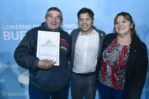 Kicillof entrega elementos hospitalarios en Azul y escrituras en Olavarría