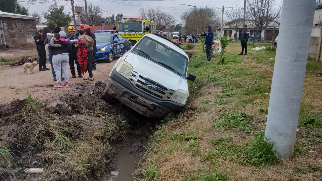 El vehículo quedó lateralizado en la cuneta.