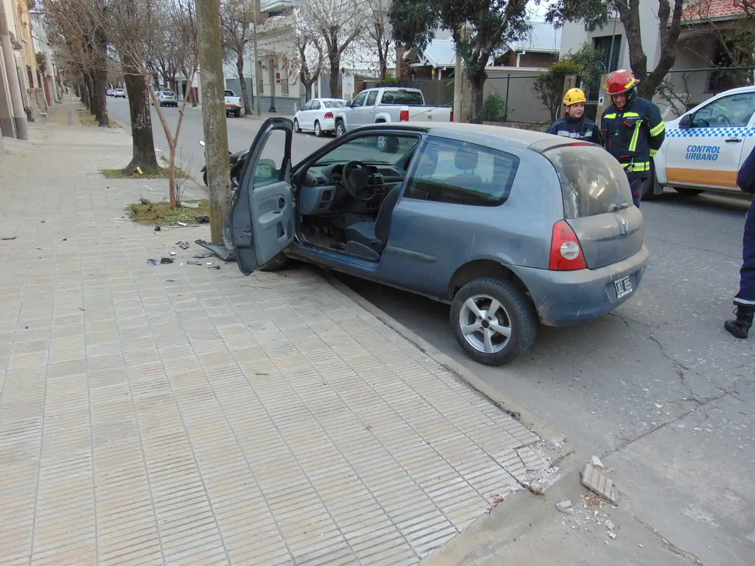El Clío quedó con la puerta del conductor abierta.