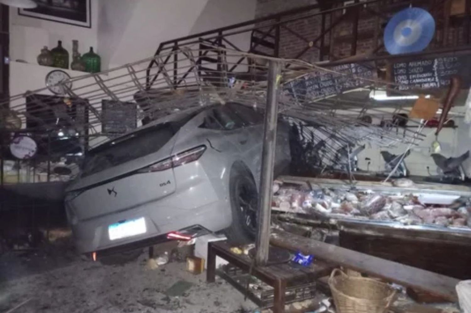 Auto incrustado en un comercio