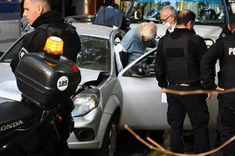 Un abuelo se quedó dormido manejando y embistió un colectivo en Rosario