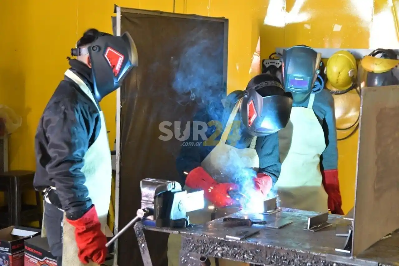 El gobierno municipal capacita a vecinos para trabajar en industrias, comercios y administración 