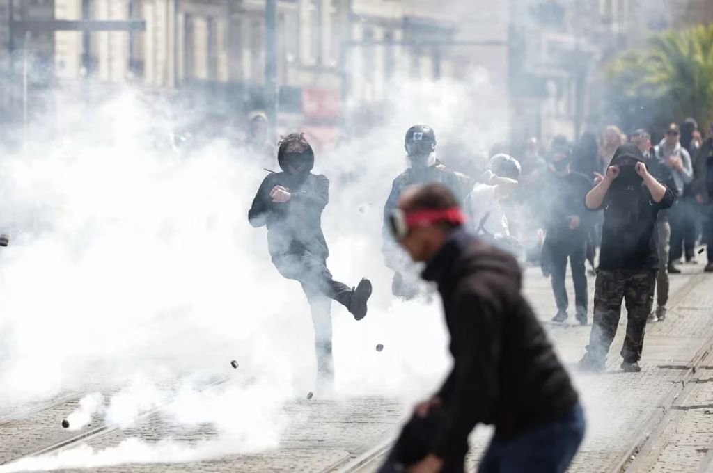 Violentas protestas en Francia: más de 400 policías heridos y 540 civiles detenidos