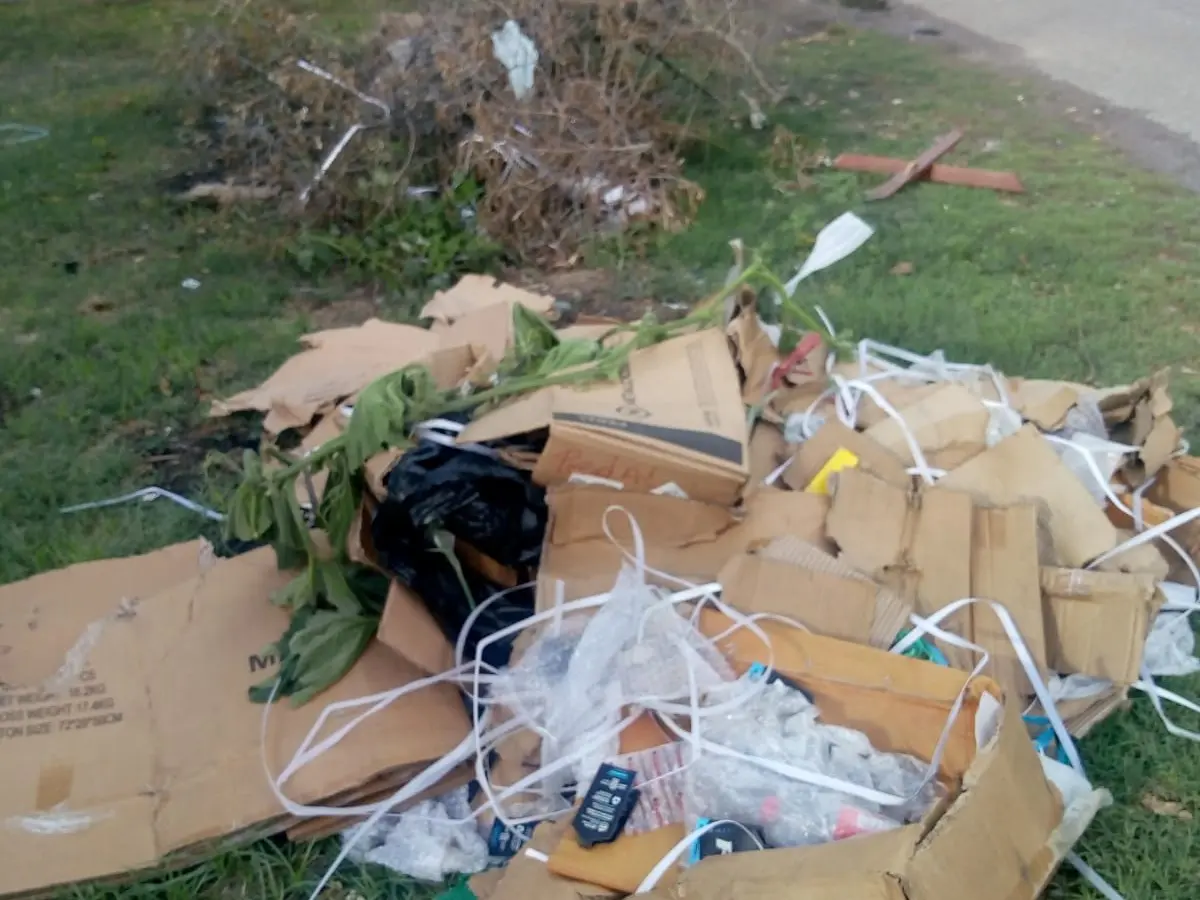 Reclamo de vecinos por basura tirada en calle Kennedy: es una mugre