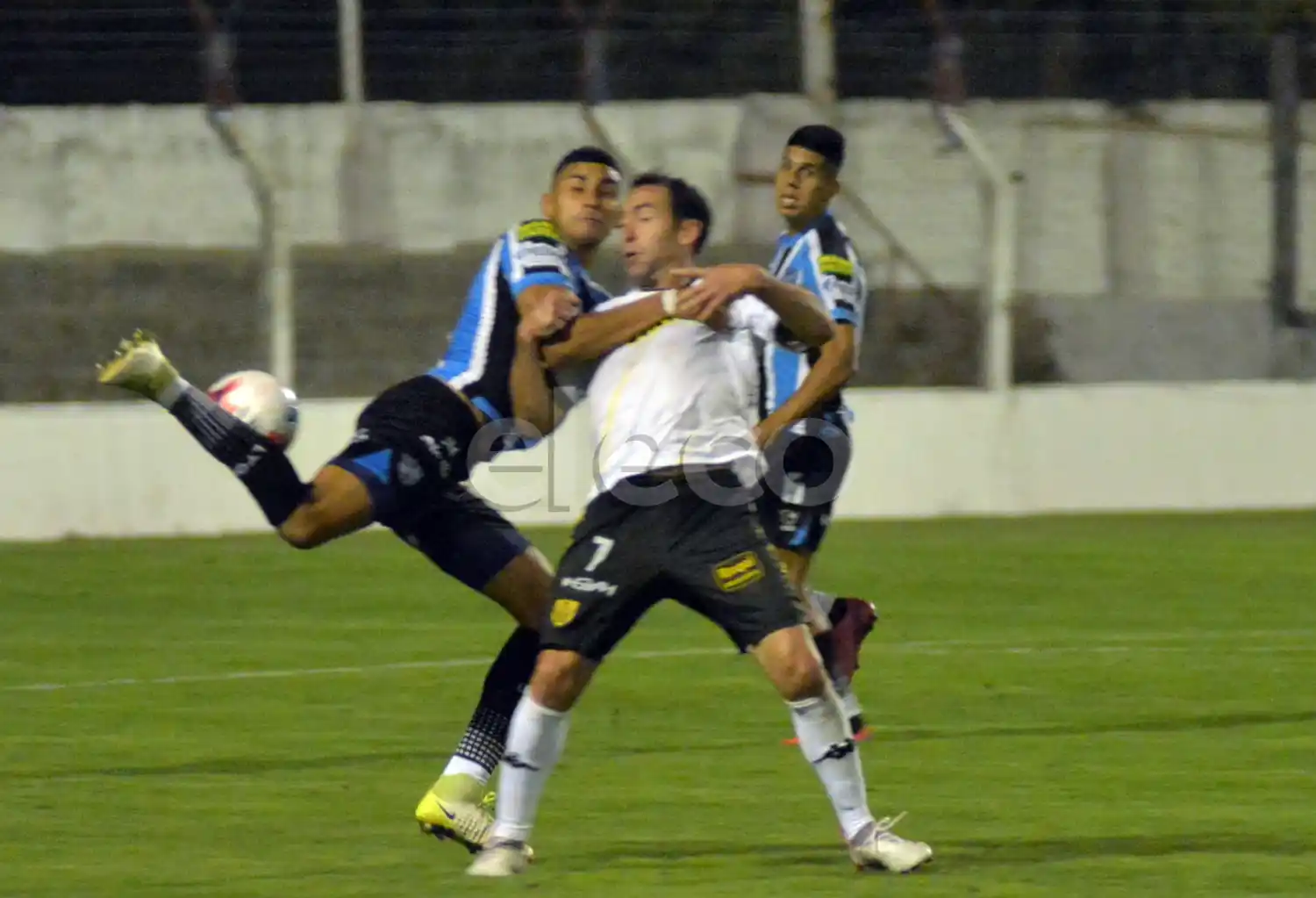 Michel, el delantero más avanzado de Santamarina.