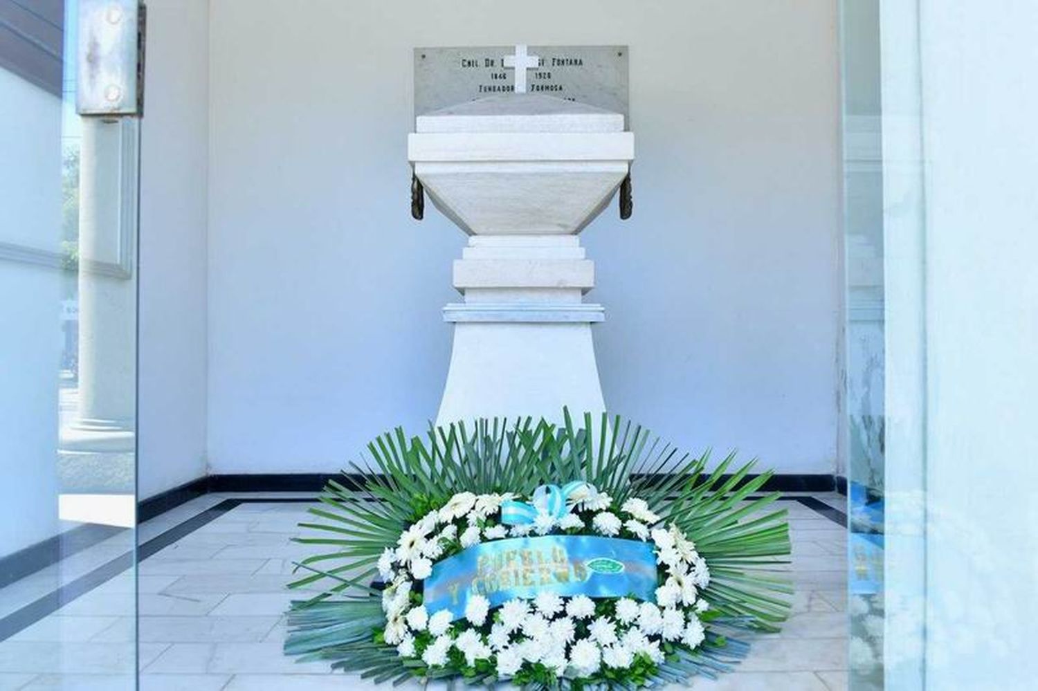 El Gobierno de Formosa depositó ofrenda 
floral en el mausoleo del comandante Fontana