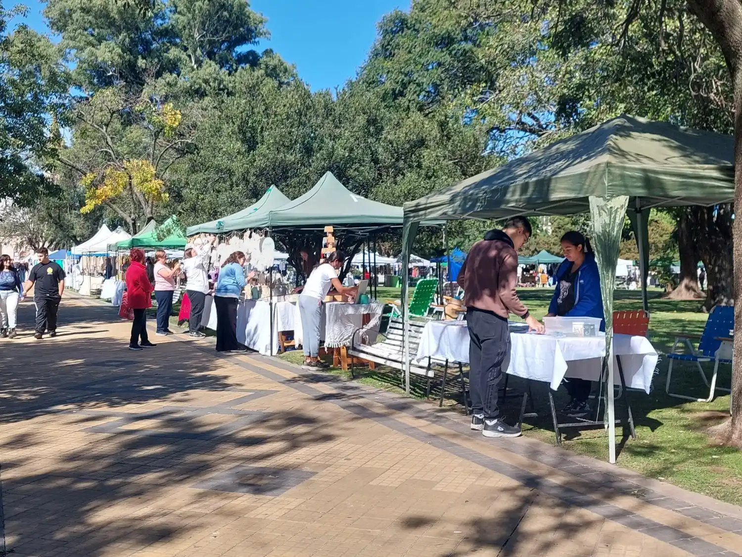 Buena presencia de artesanos en la plaza San Martín. Foto: MVT