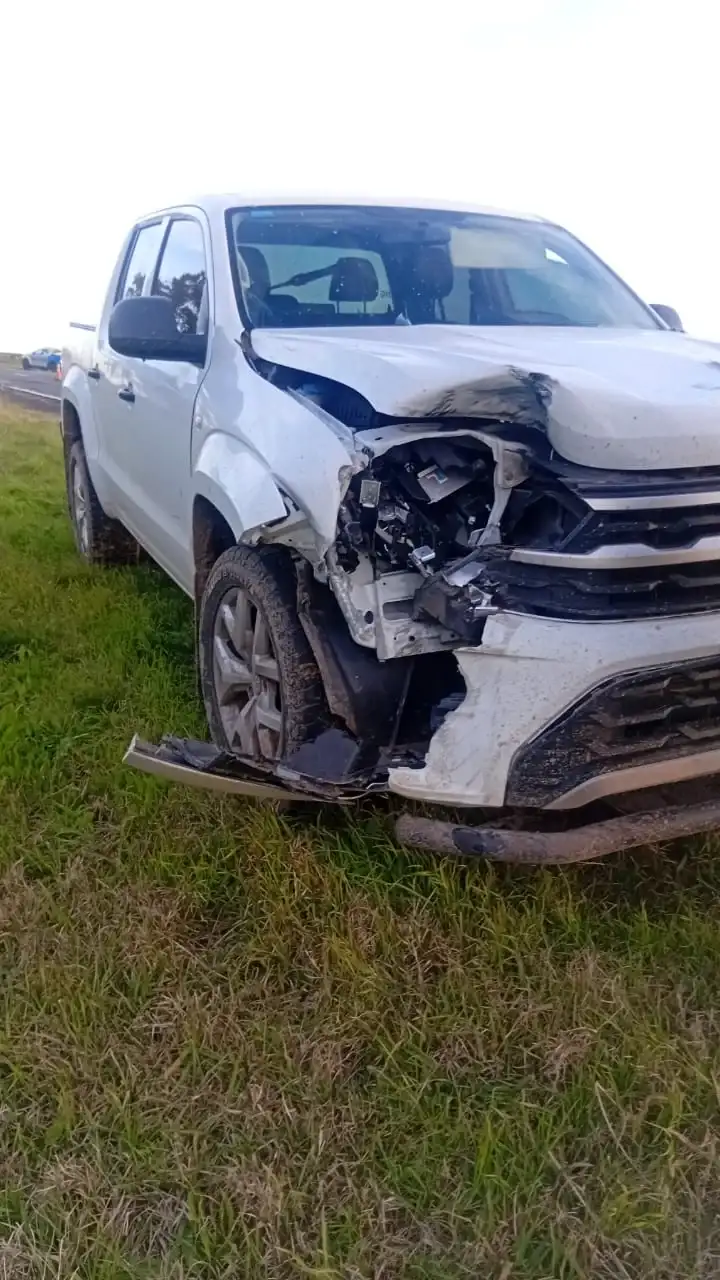 Ruta 12: un camión perdió sus ruedas traseras y una Amarok terminó impactándolo