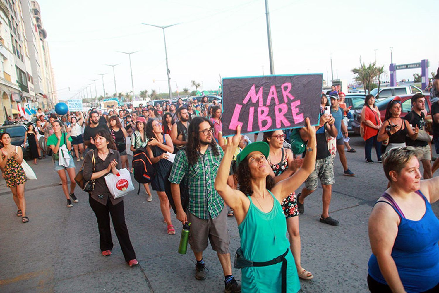 Ruidosa marcha por un mar sin petroleras