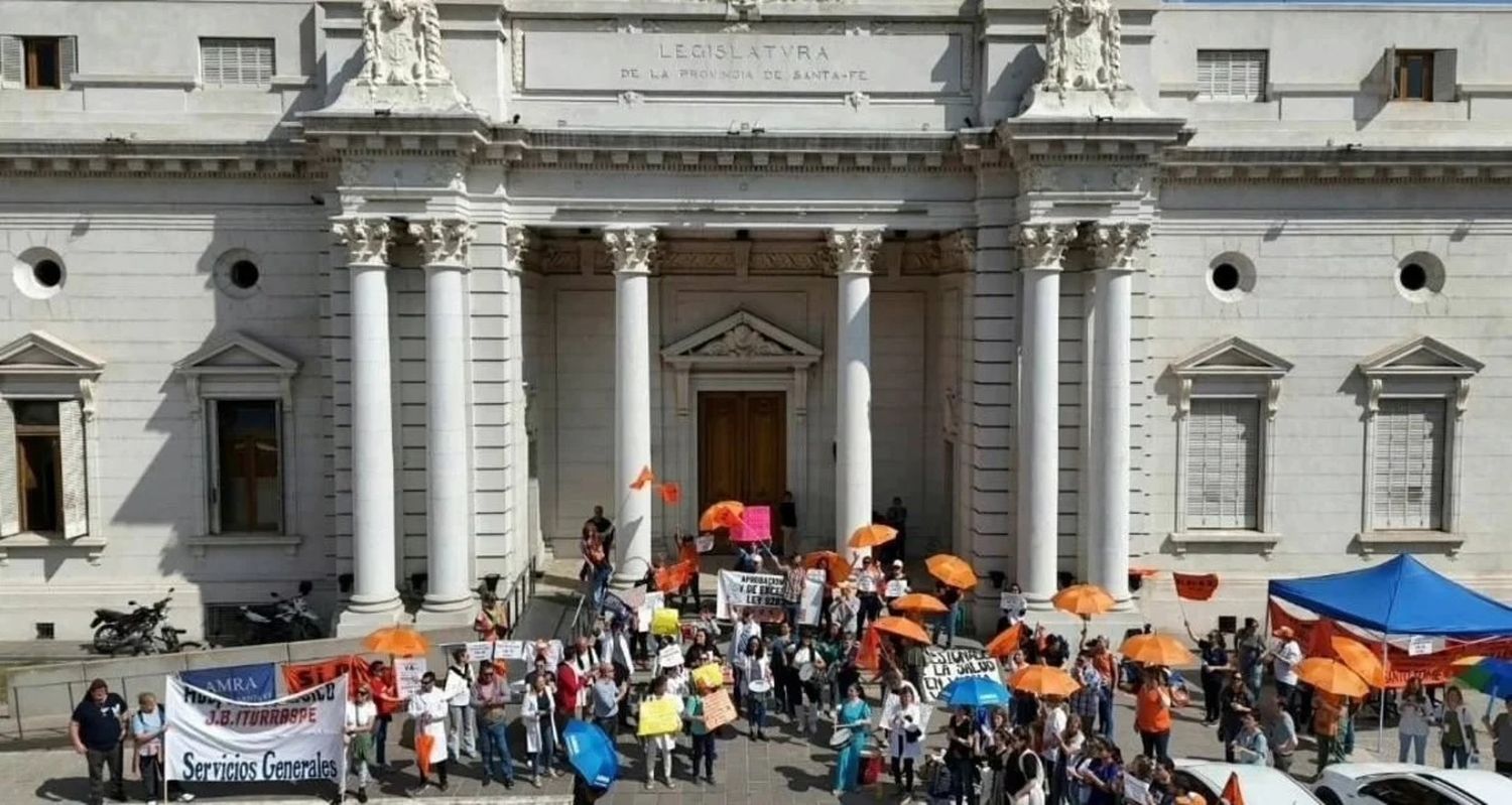 Un buen número de profesionales de salud volvió a presentarse ante Legislatura para garantizarse el pase a planta.