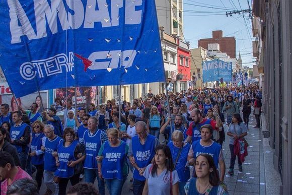 En el marco de un clima de tensión docentes se manifiestan a la espera del encuentro paritario