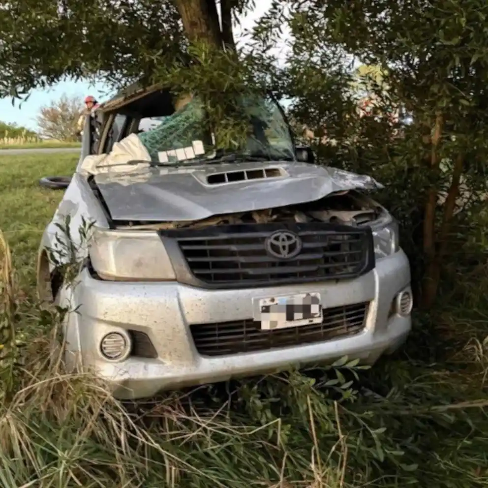 El impacto fue de tal magnitud que la camioneta quedó completamente destruida en su parte frontal.