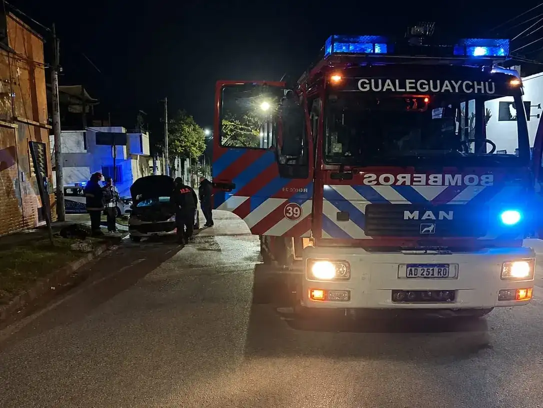 Fuego en la madrugada: un auto se incendió en la zona norte de la ciudad