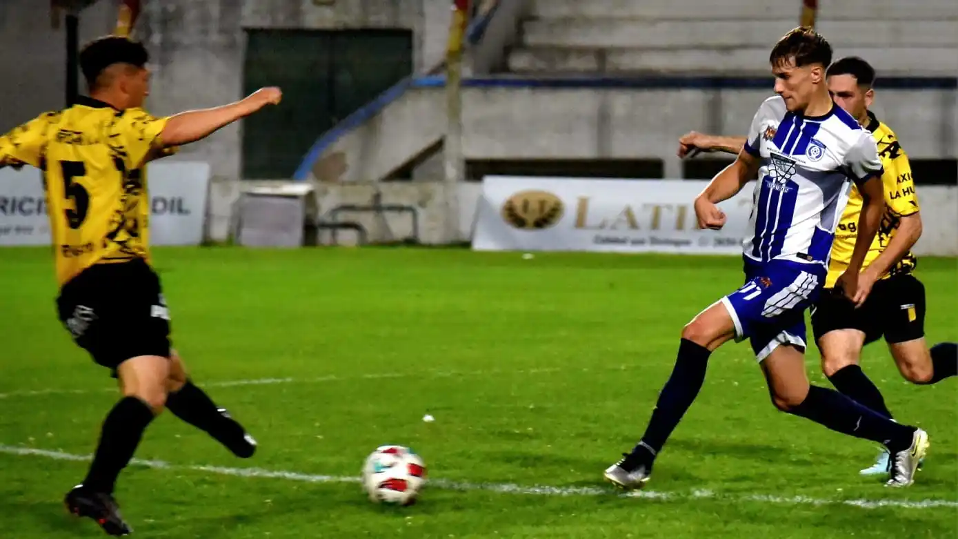 Groppa se desprende del balón entre Lautaro Domínguez y Manuel Gonzales.