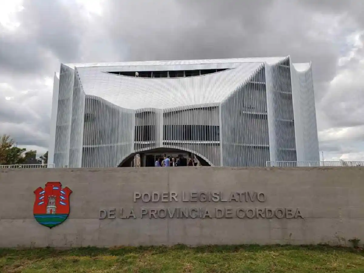 Extreman medidas en la Legislatura por un comisario con coronavirus
