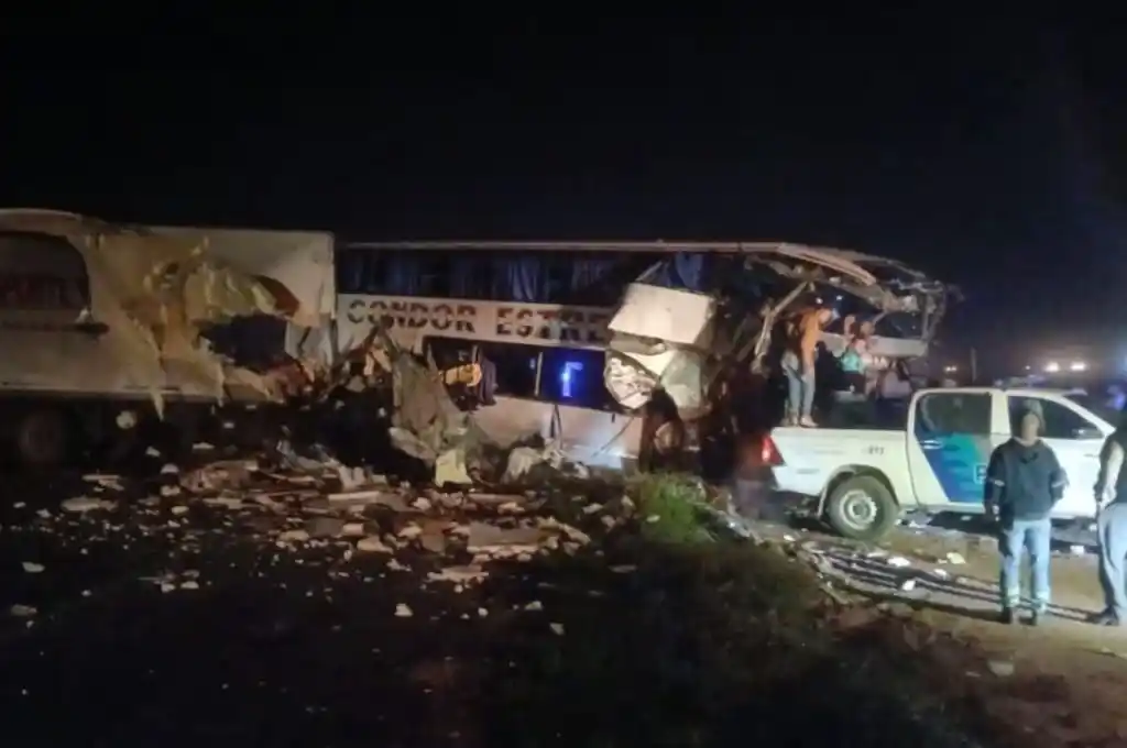 Impactante choque entre un camión y un micro