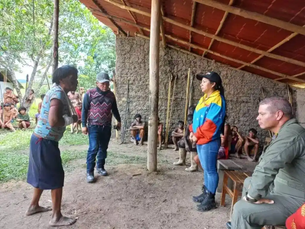 ¡RETENIDOS EN EL HOSPITAL MILITAR! No permiten a familiares ver a yanomamis del caso Parima B