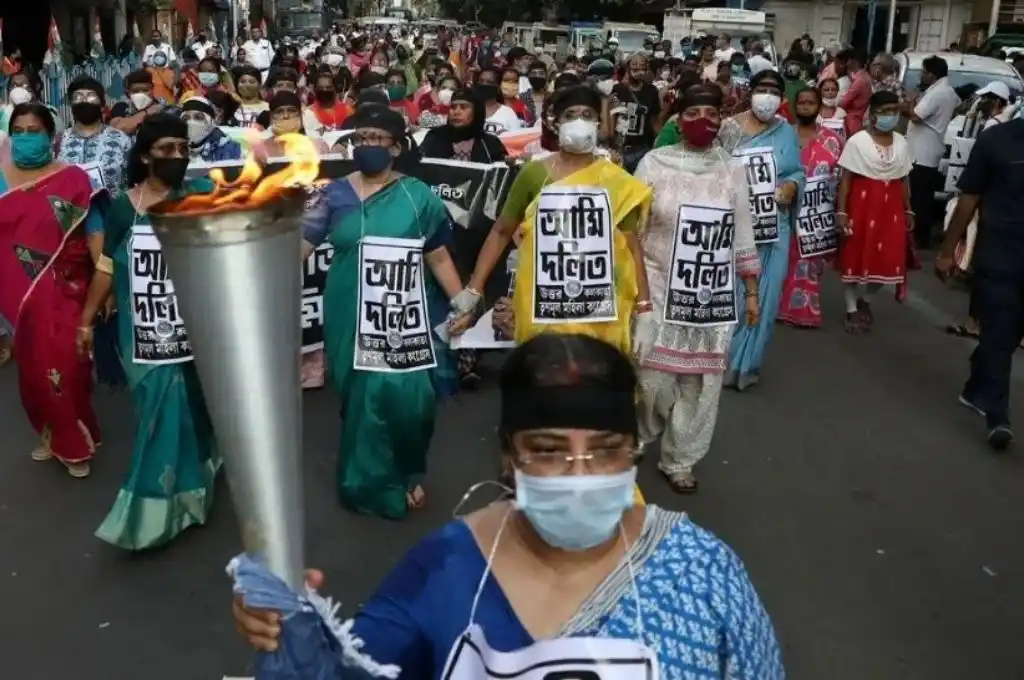 Horror: la violaron, la golpearon con piedras y la enterraron viva