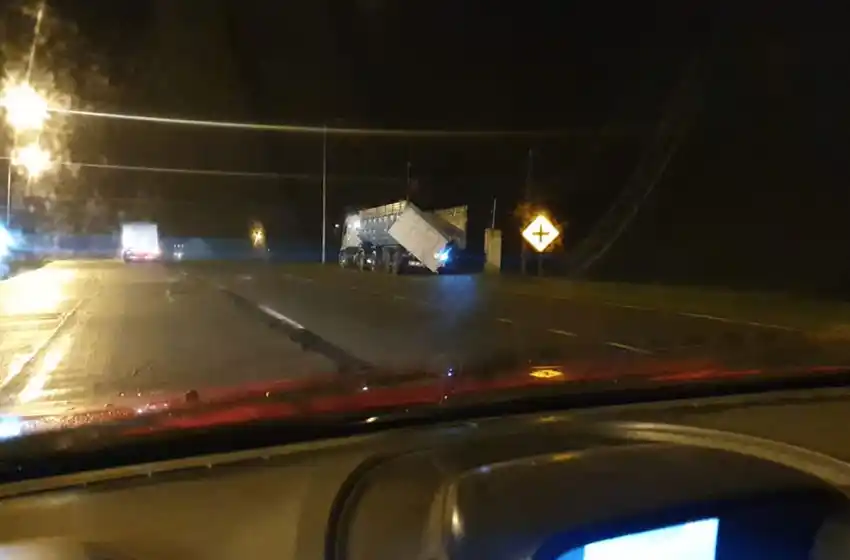 Accidente en Ruta 226: un camión perdió su carga y provocó el despiste de tres autos