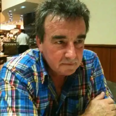 "Le fui a comprar una pizza anoche": El relato del político de General Pinto cliente de Muñiz, el "militante armado" detenido