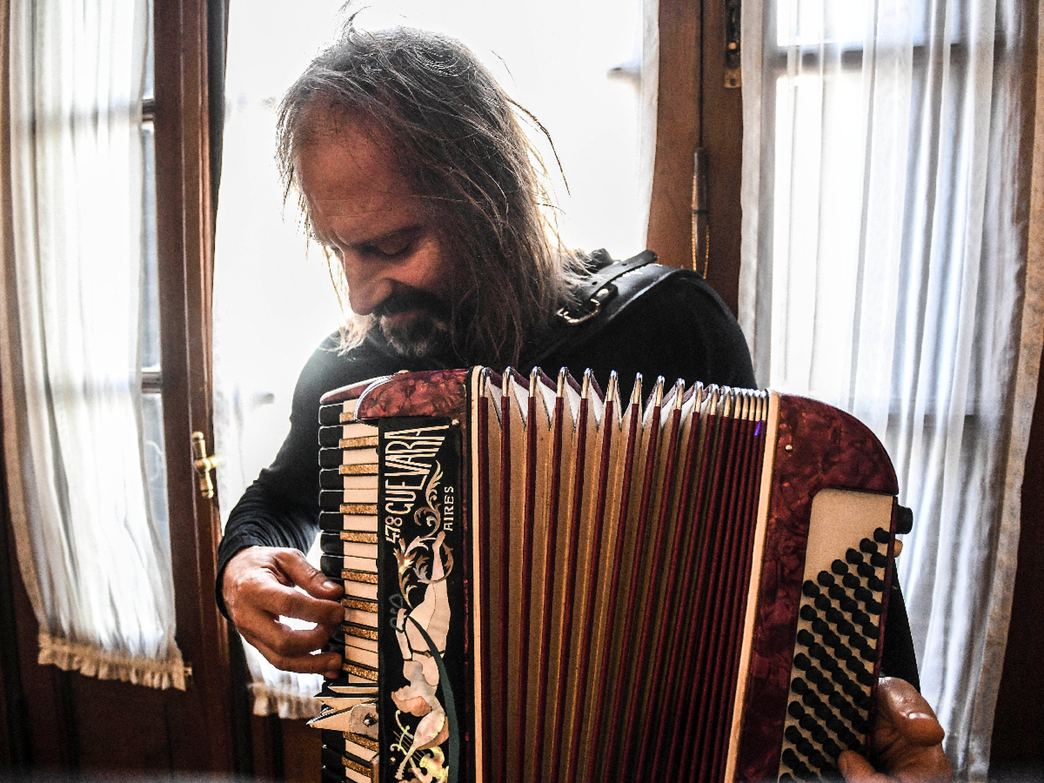 Chango Spasiuk celebra cuatro décadas con la música, "un proceso de múltiples búsquedas"