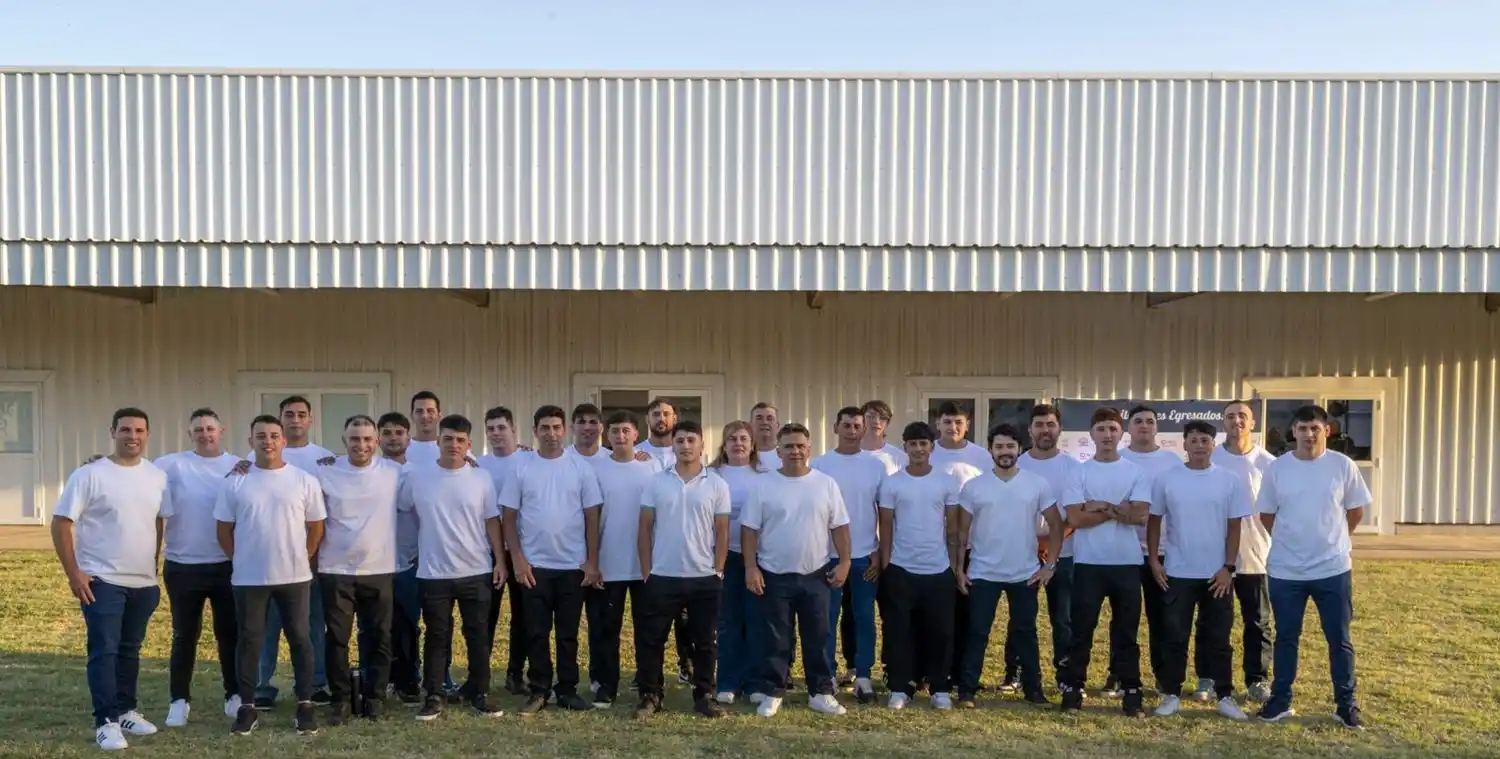 Los 28 egresados del nivel secundario en el Parque Industrial. Foto: Cricex