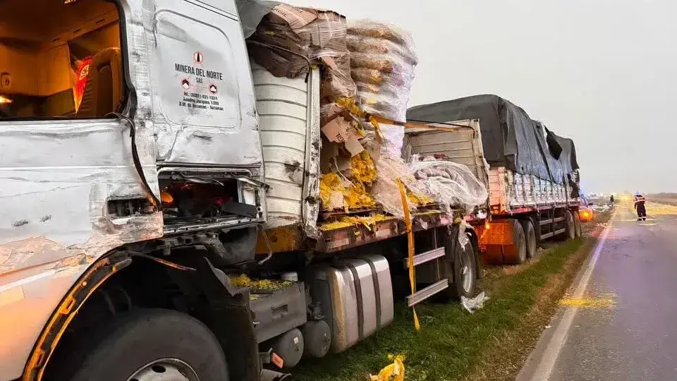 Dos camiones chocaron en la ruta 34: un conductor resultó herido y la carga quedó sobre la calzada