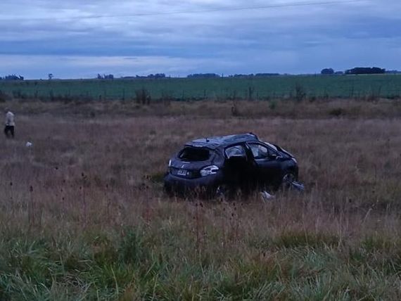 Despiste y vuelco en el acceso a De La Canal: el único ocupante fue hospitalizado