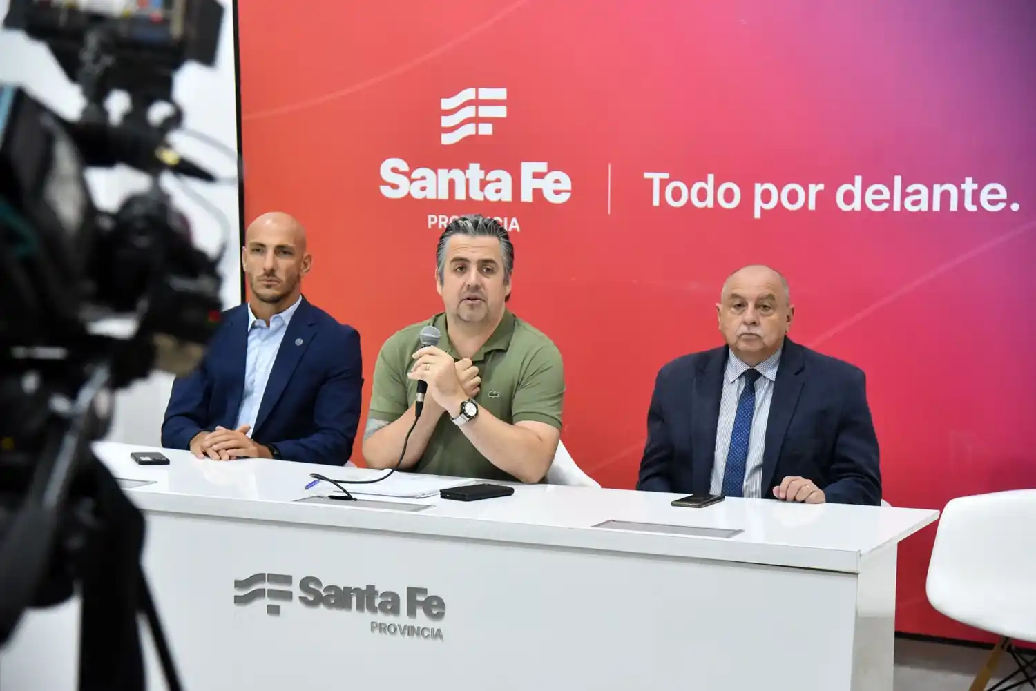 Cococcioni presentó el plan integral de la Provincia para las fuerzas de seguridad: "No vamos a escatimar recursos para su bienestar" - 1