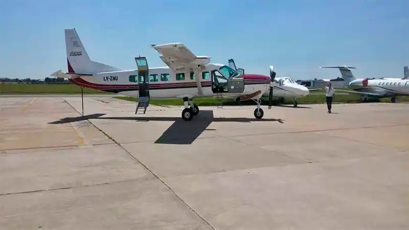 Un avión debió aterrizar de emergencia en Concordia porque una niña se desangraba